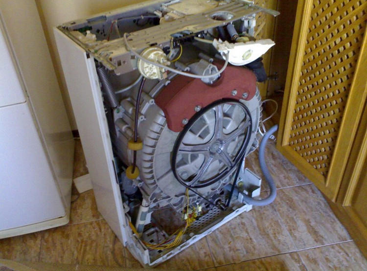 Двигатель со стиральной машинки снимается очень легко