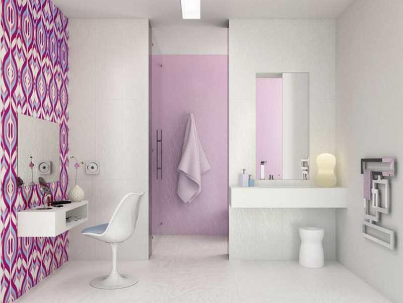Самые предпочтительные виды обоев для ванной - флизелиновые и стекловолокнистые: первые и качественные, и недорогие; последние способны укрепить стену в ванной комнате 