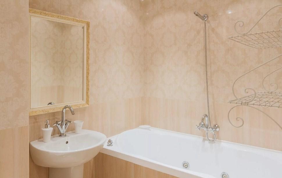 Благодаря бежевой плитке можно визуально расширить ванную комнату 