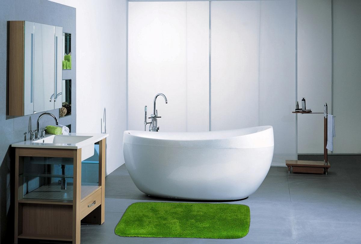 Существует широкое разнообразие синтетических ковриков для ванной комнаты, отличающихся по цвету, форме и размеру 