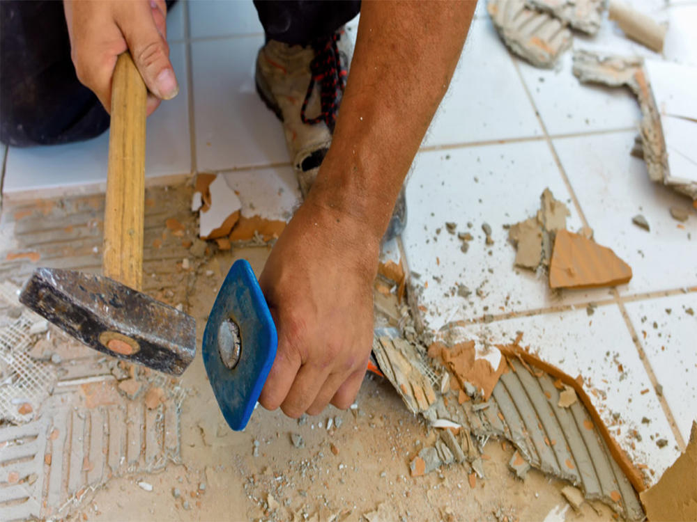Приступая к демонтажу плитки в ванной комнате, необходимо заранее подготовить нужные инструменты для работы 
