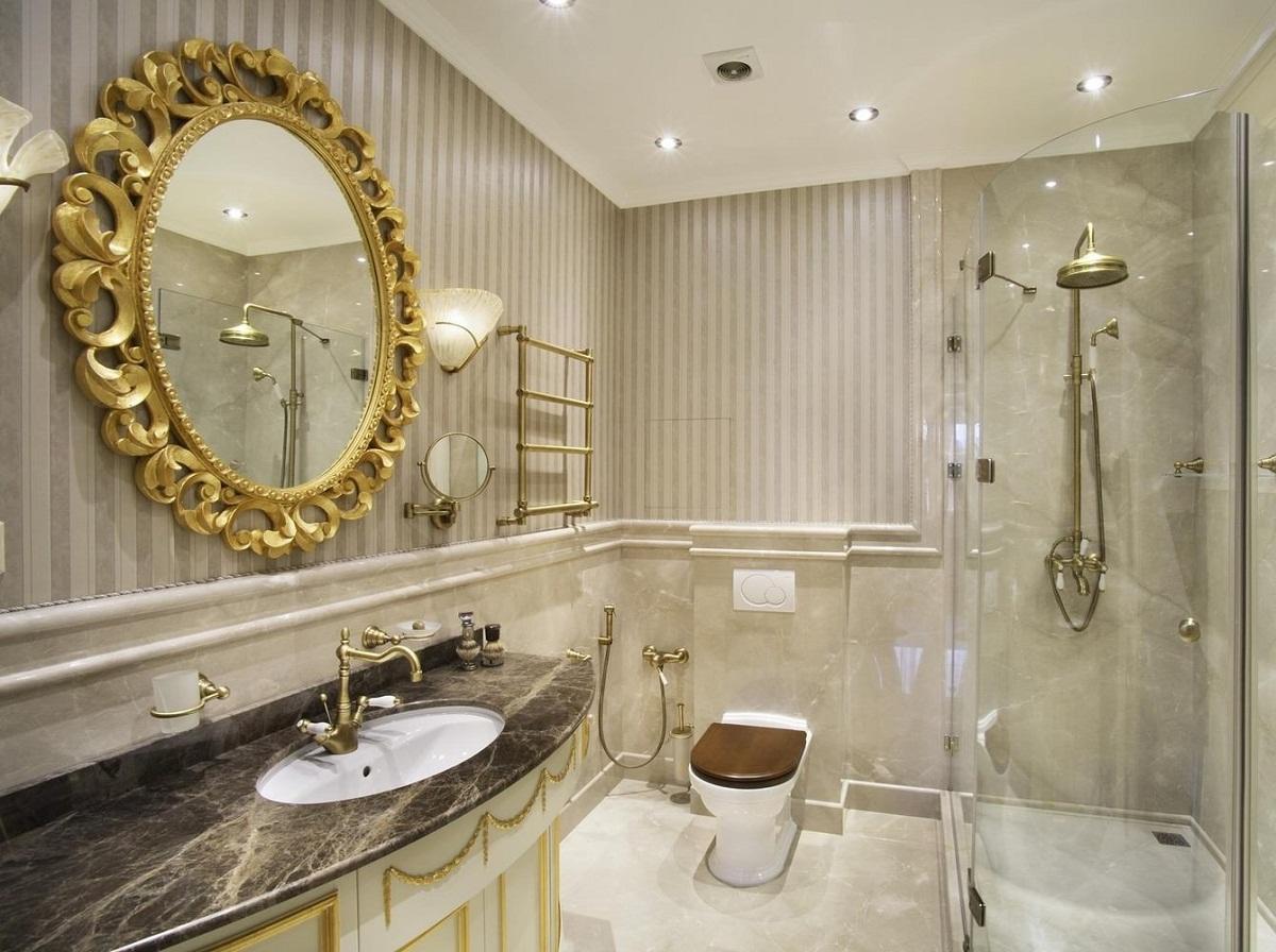 В ванную, сделанную в классическом стиле, хорошо впишется большое круглое зеркало с широкой рамкой 