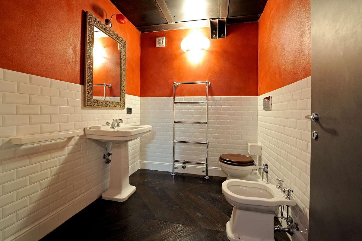 Оригинальным решением является оформление верхней части стены ванной комнаты одним цветом, а нижней - другим 