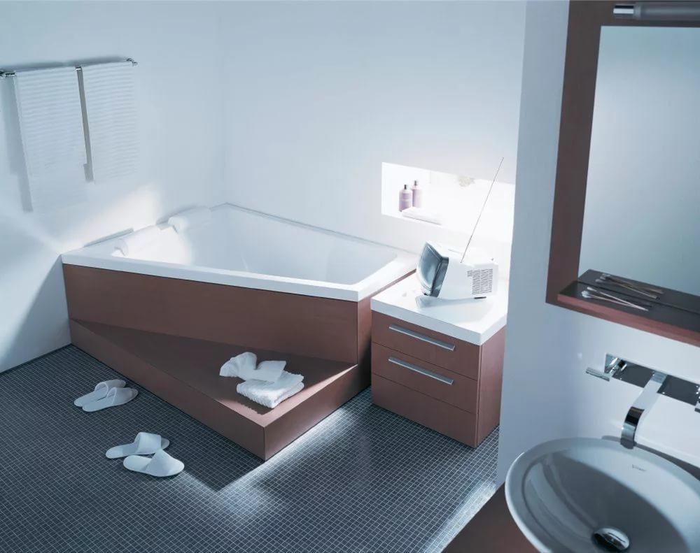 Трапециевидные ванны лучше устанавливать в комнатах с формой прямоугольника как в маленьких, так и просторных