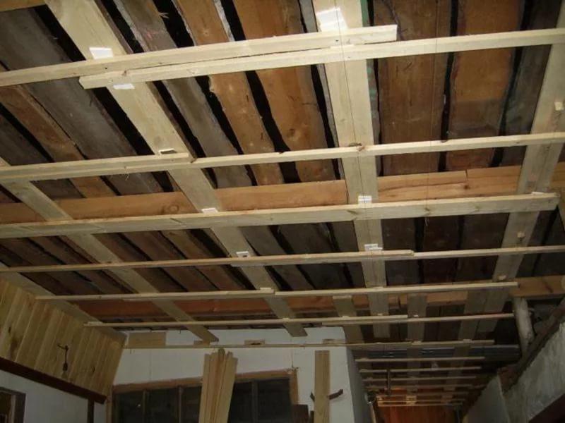 Если вы делаете экономный вариант ремонта, то изделия крепите к перекрытию потолка