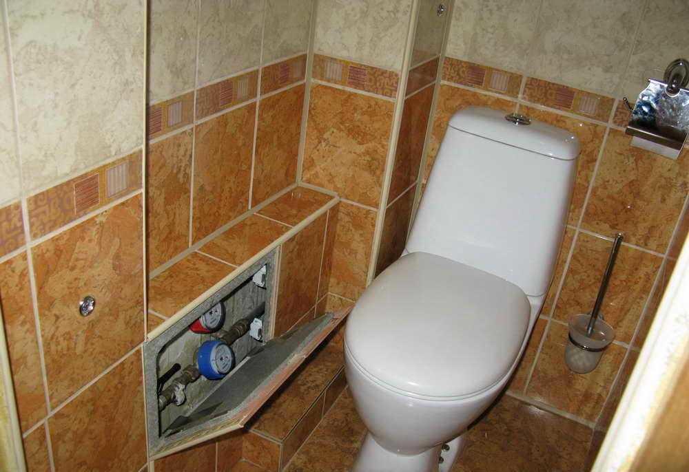 При монтаже короба из гипсокартона в туалете дополнительно можно обустроить небольшие полочки 