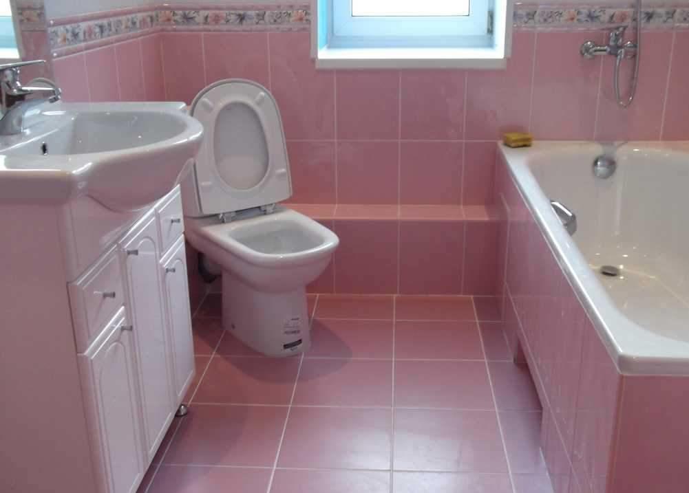 Спрятать трубы в ванной комнате можно при помощи пластиковых панелей 