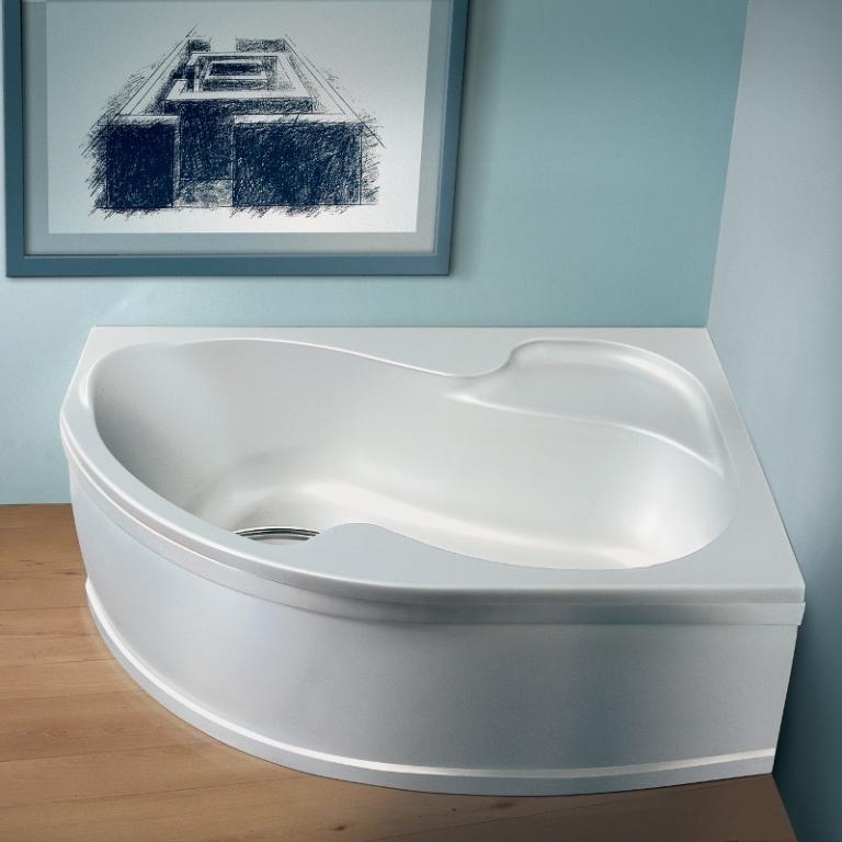 Стандартная ванна уменьшает полезную площадь помещения, поэтому оптимальным решением станет установка угловой асимметричной ванны