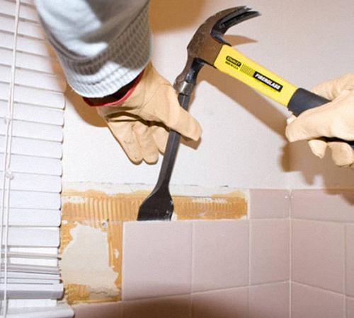 Перед тем как приступать к обустройству и ремонту ванной комнаты, сперва следует грамотно произвести демонтаж плитки 