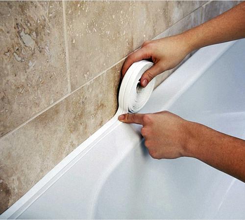 Для проведения герметизации ванной следует использовать специальную бордюрную ленту 