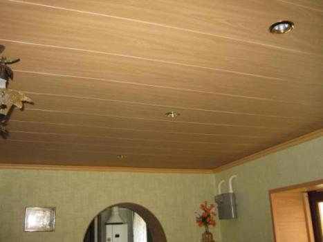Вагонка на потолке стильно украсит любое помещение