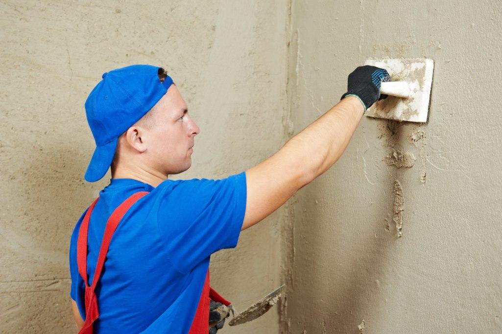 В обязательном порядке следует подготовить стены, очищая их от пыли и старого покрытия 