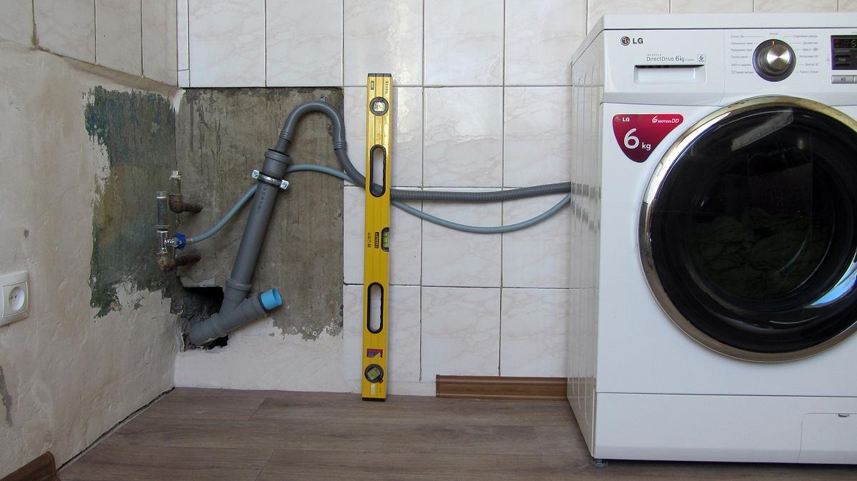 При выборе стиральной машины следует учитывать, что немного места займут шланги 