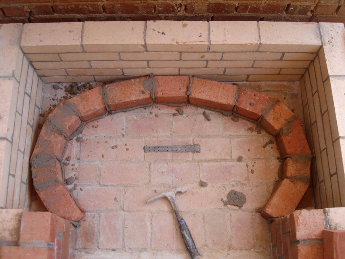 Чтобы соорудить камин, следует приобрести огнеупорный кирпич, цемент и необходимые отделочные материалы 