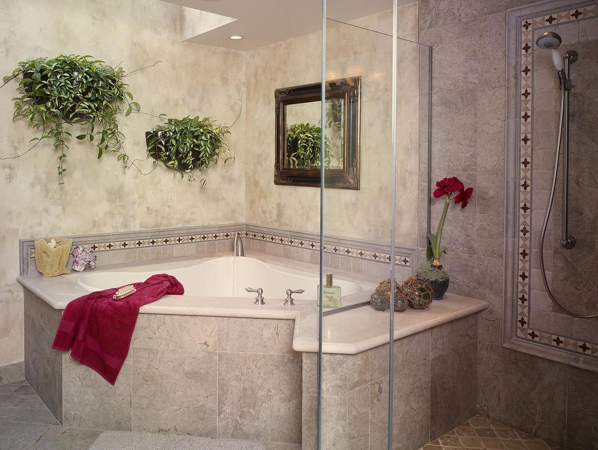Выбирать плитку для ванной комнате следует в зависимости от ее площади и стиля 