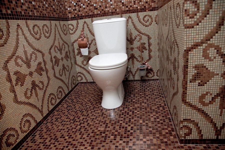 Мозаичная плиточка подойдет для панно на стену и пол туалетной комнаты, а так же ее применяют на различных выпуклых и арочных поверхностях