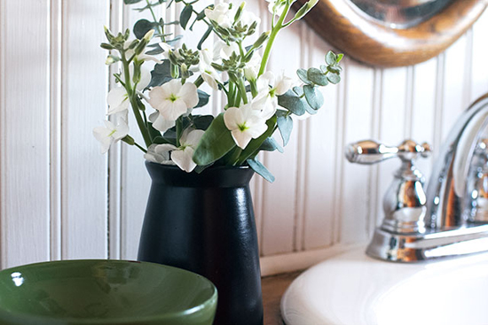 Для цветов в ванной комнате рекомендуется выбирать небьющиеся вазы
