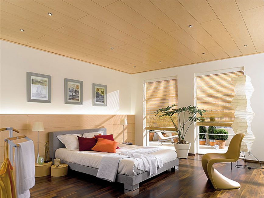 В спальнях потолок может выполняться разнообразными способами