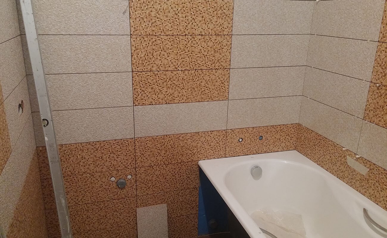 Нужно ли штукатурить стены в ванной?