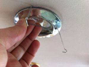 Как поменять лампочку в потолочном светильнике