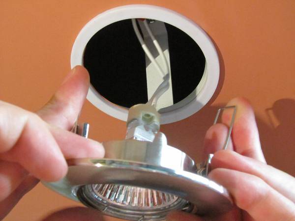 Как поменять светодиодную лампочку в точечном светильнике