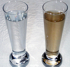 в одном стакане чистая вода, а в другом с примесями железа