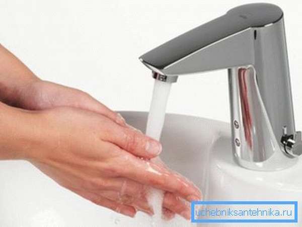 Фотоэлемент включает воду при поднесении рук к крану