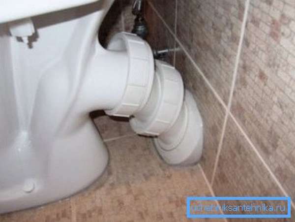 Приборы с косым патрубком легко монтируются в туалете