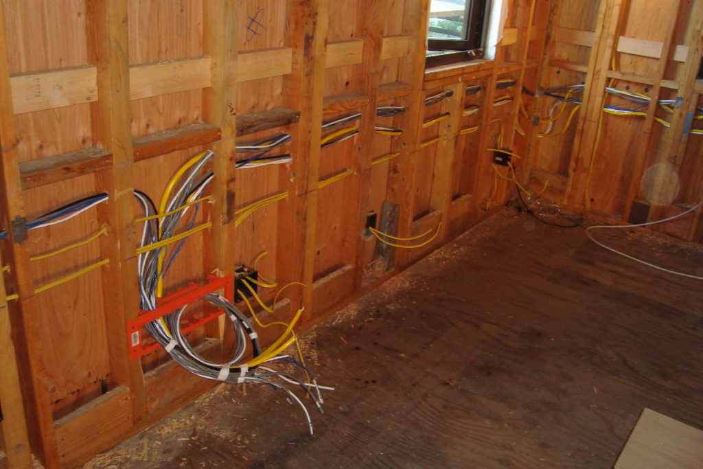 Правила проводки в деревянном доме