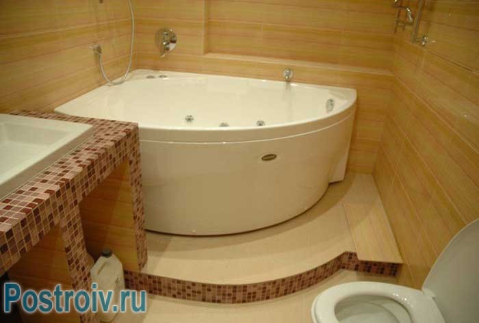 Угловая ванна с подиумом. Фото