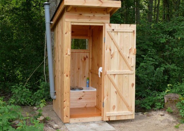 деревянный  туалет 