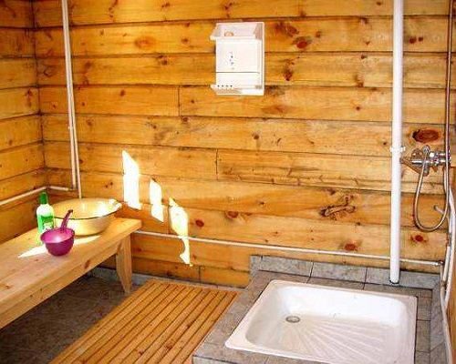 Фото: душ в деревянном доме изготавливается собственноручно, но предусматриваются все моменты по гидроизоляции
