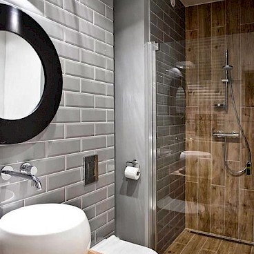 Лофт с использованием дерева в маленькой, совмещенной ванной комнате