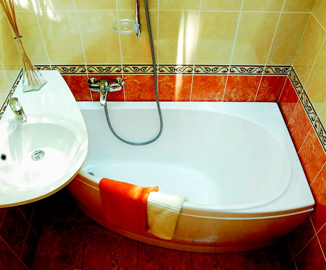 фото, как поставить ванну в маленькой ванной комнате