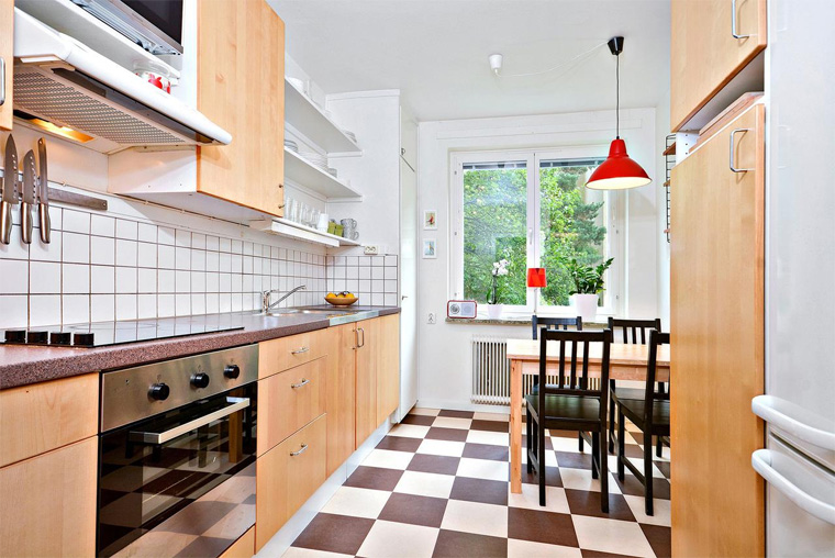 Черно-белая плитка на полу в кухне, оформленной в скандинавском стиле, фото