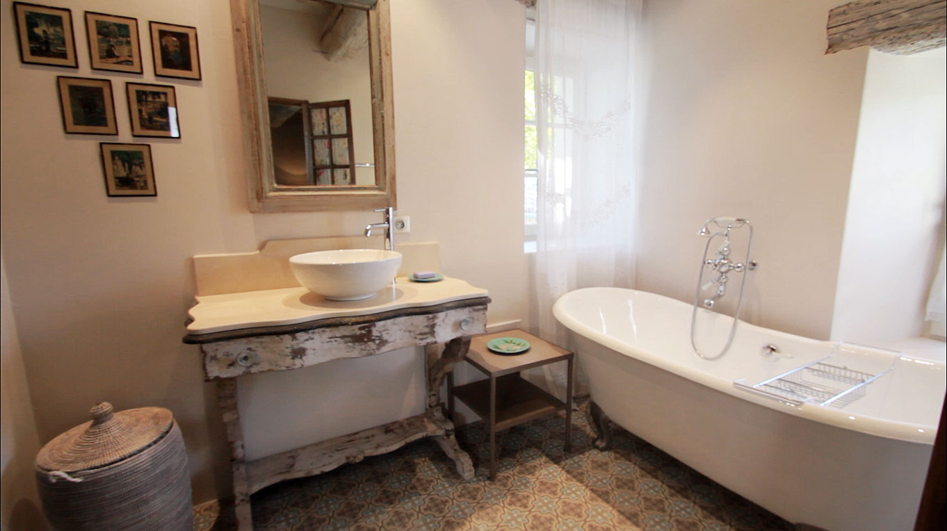 Ванная комната в стиле прованс с деревянным декором