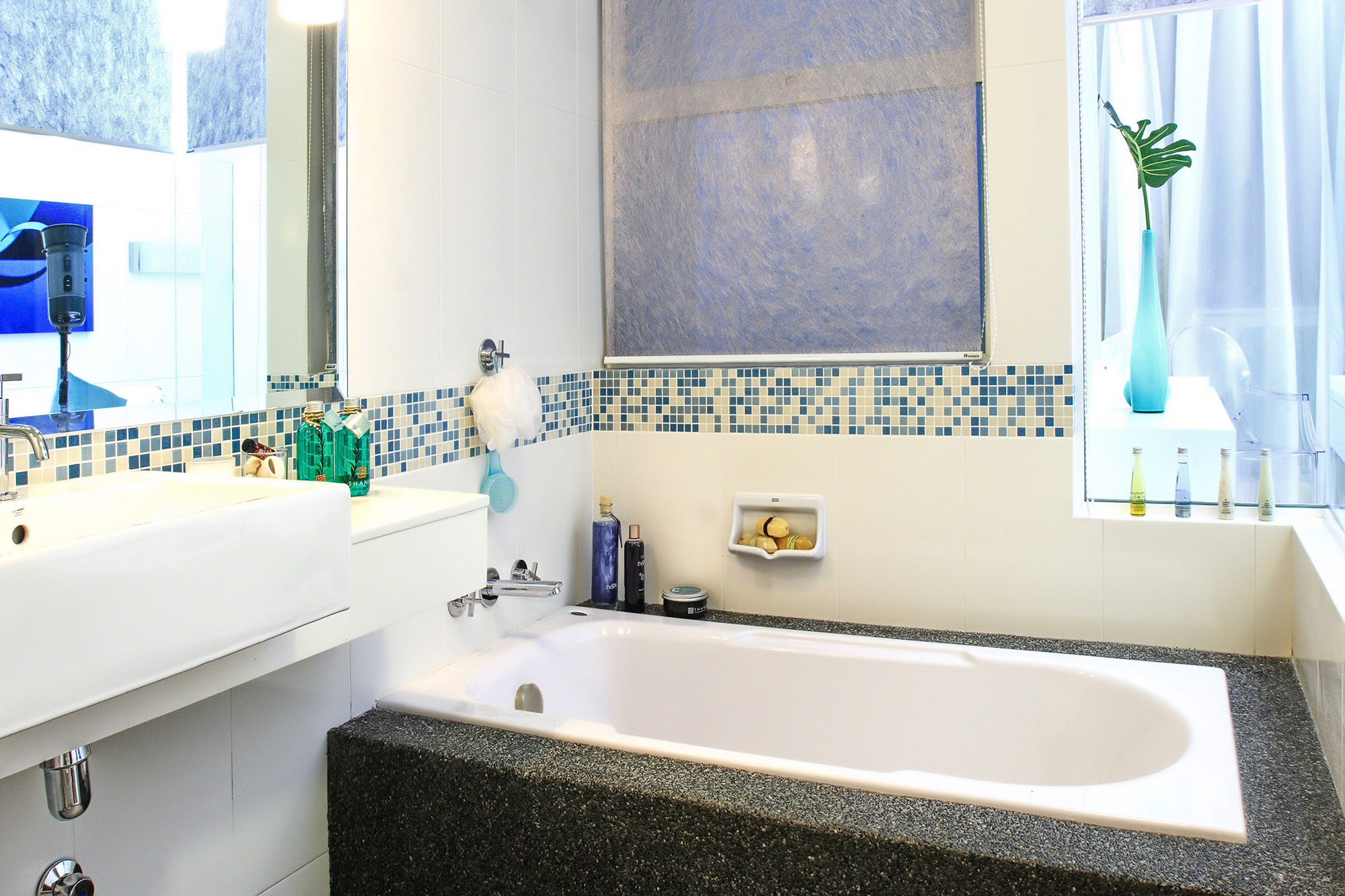 Мозаика и белая плитка в отделке ванной