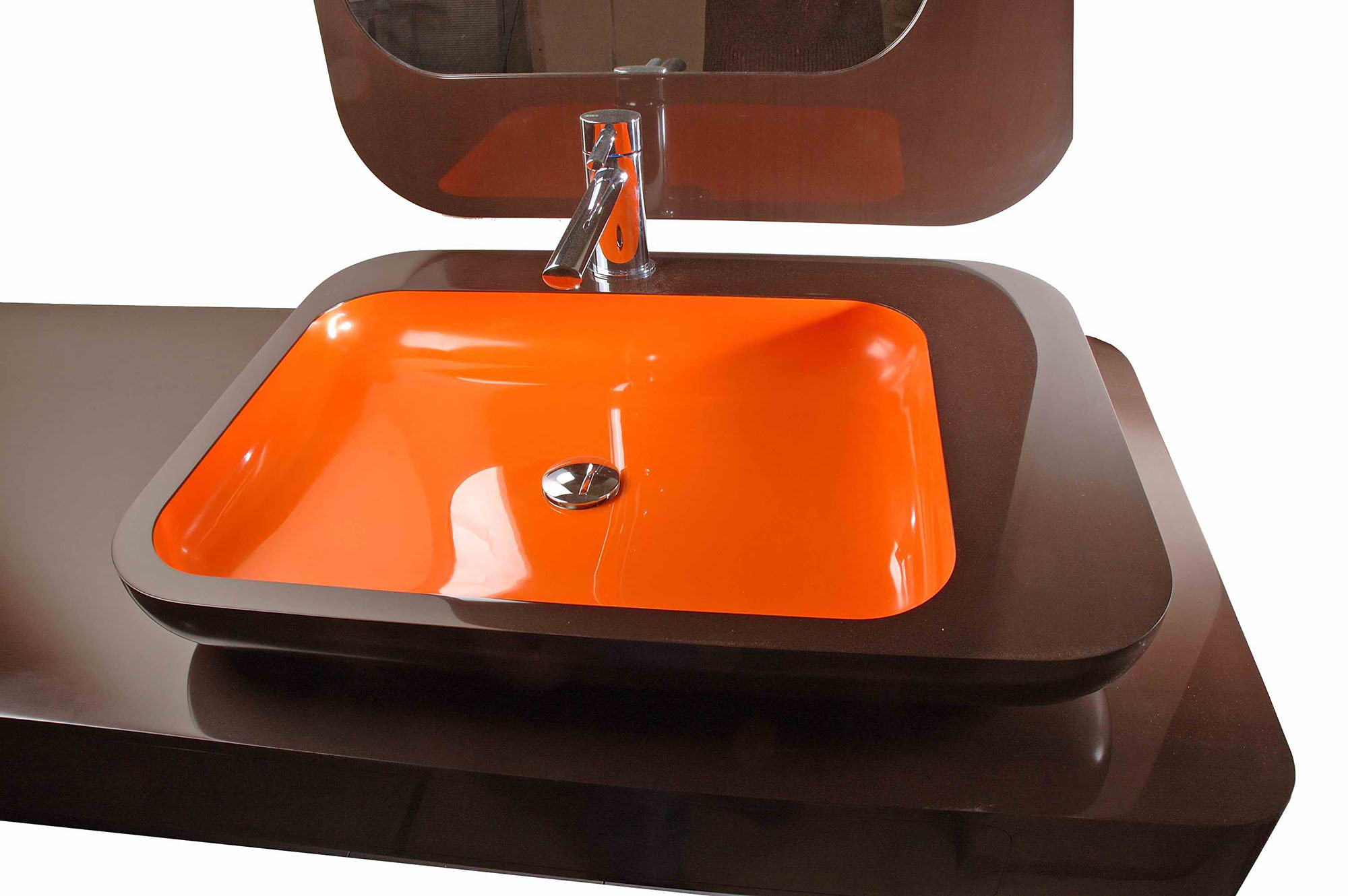 Коричнево-оранжевая раковина из искусственного камня в ванной