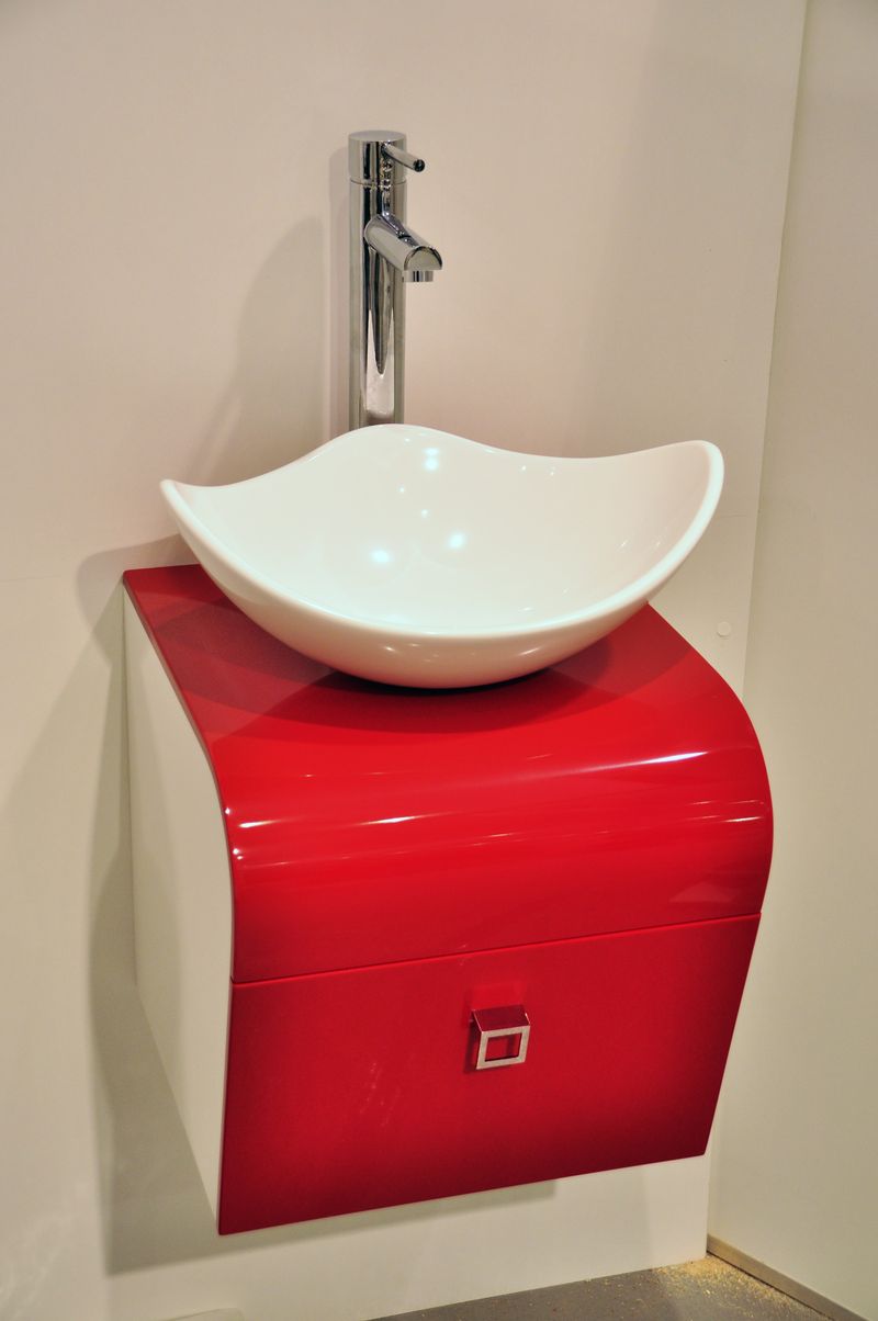 Красно-белая раковина в интерьере ванной