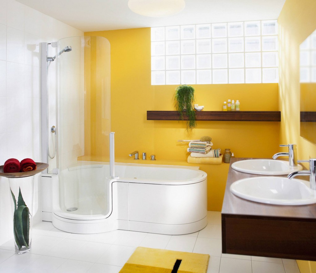 Уютная ванная комната с желтыми стенами и ковриком