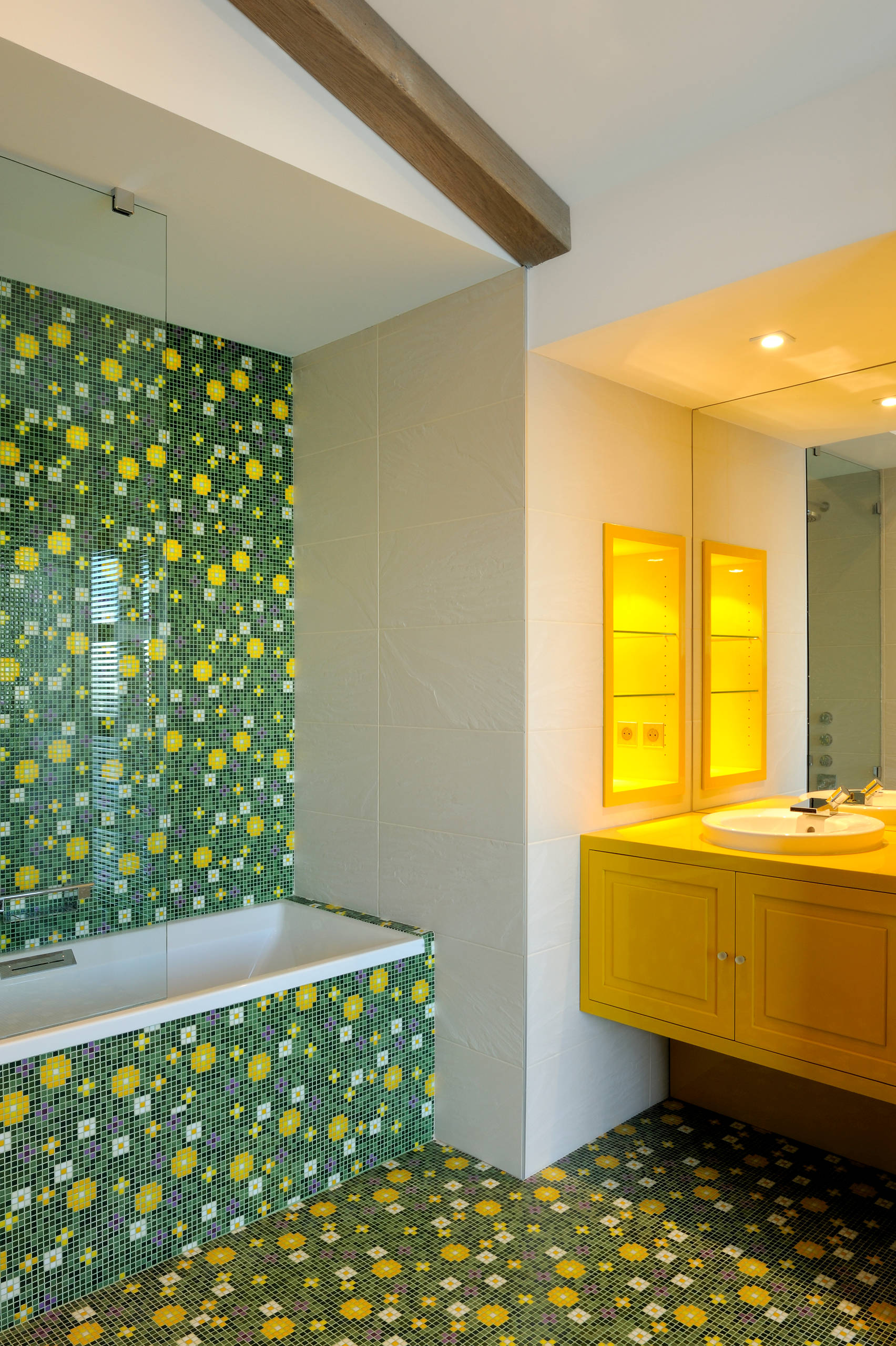 Желто-зеленая мозаика в ванной