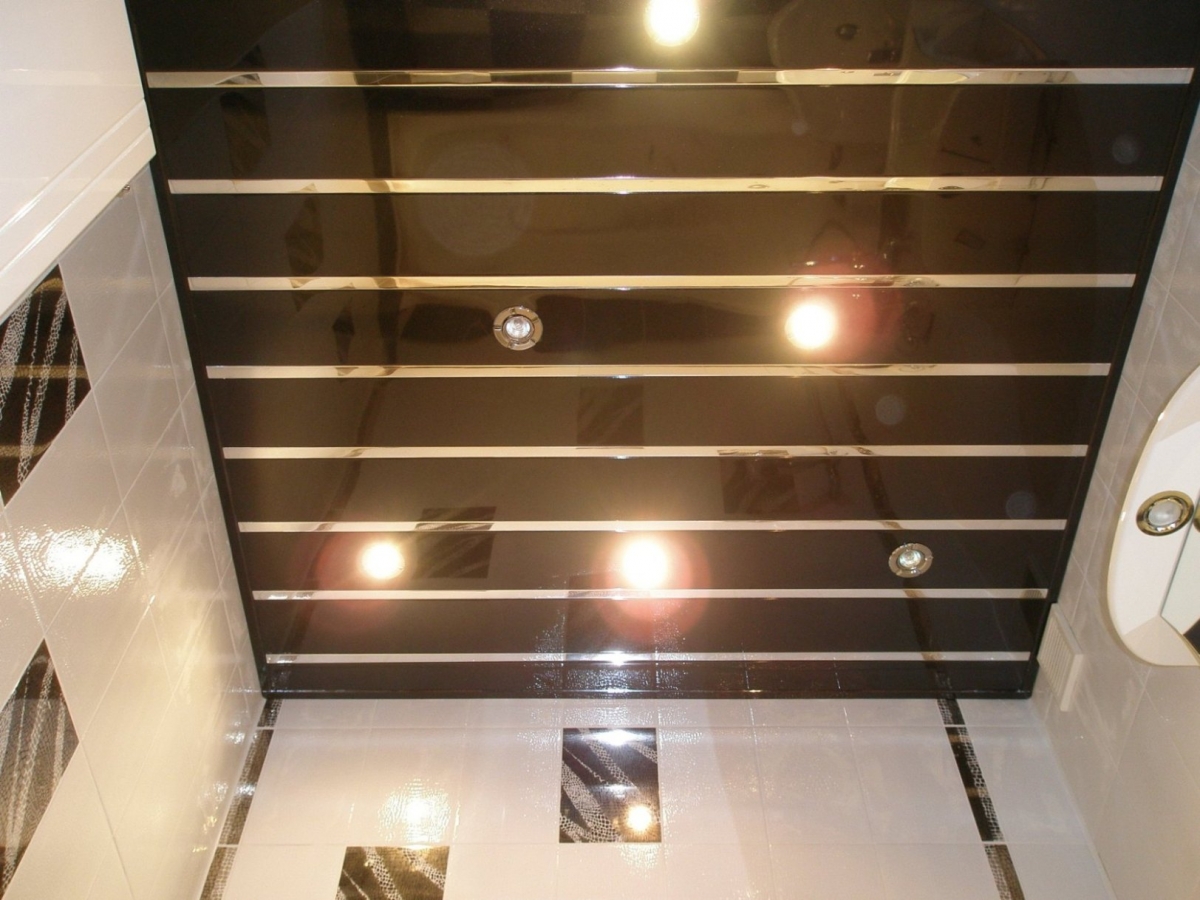Потолок из черных панелей ПВХ