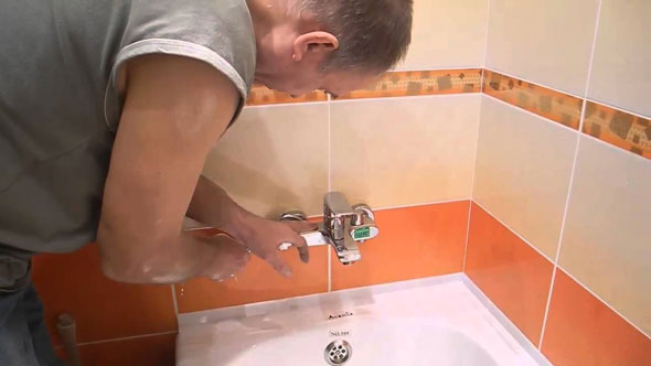 как поменять смеситель в ванной