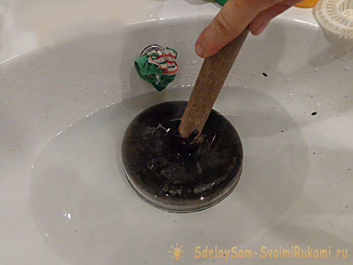 Как прочистить слив в раковине