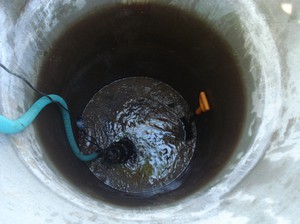 Проведение чистки скважины при помощью дренажного насоса