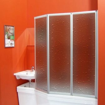Особенности использования и установка стеклянных шторок для ванной комнаты