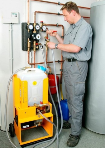 Разновидности и принцип работы насосов для опрессовки системы отопления