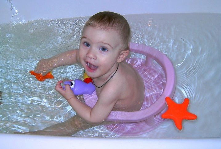 Стульчики для купания малыша в ванной: виды и нюансы выбора