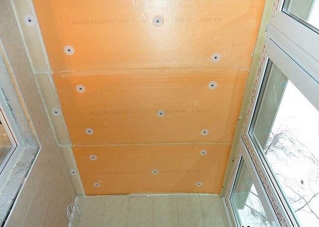 Прочные плиты пеноплекса можно крепить непосредственно к поверхности потолка