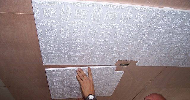 Монтаж пластиковых плиток на поверхность потолка